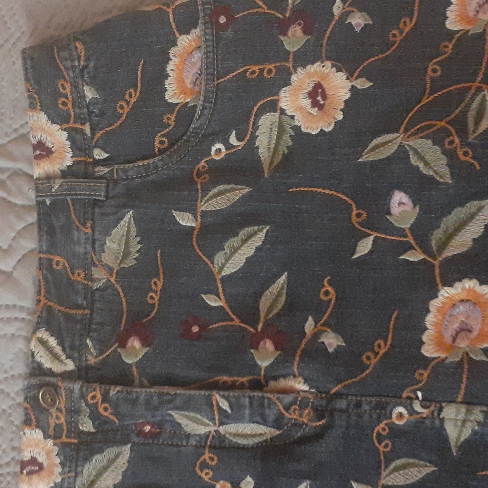 embroidered jean skirt - Picture 3 of 5